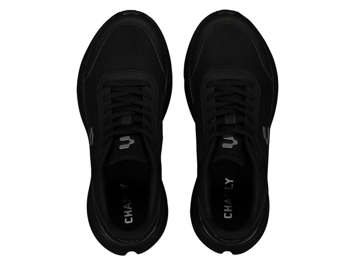 Par de tenis deportivos Charly en color negro con suela gruesa y tejido de malla.