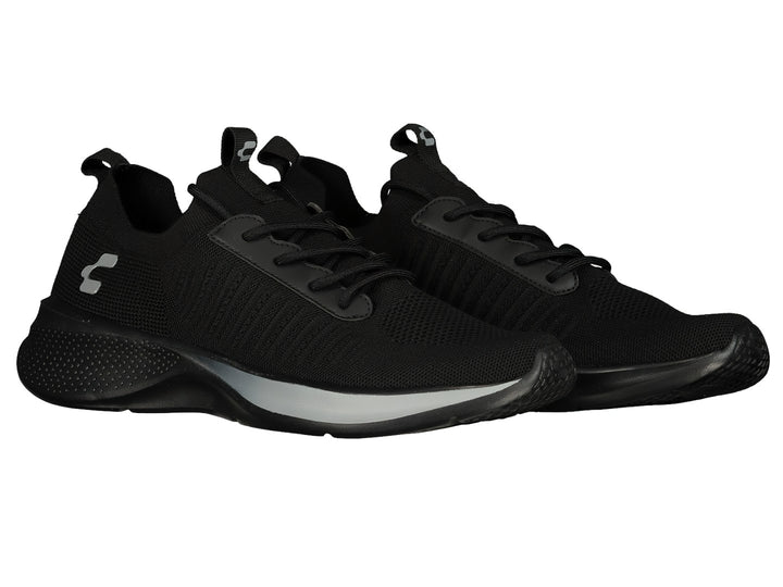 Par de tenis deportivos color negro con suela ligera y detalles en gris.