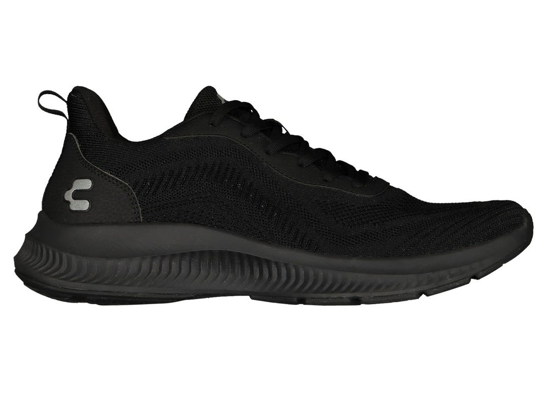 Par de tenis deportivos Charly en color negro con malla transpirable y suela gruesa.
