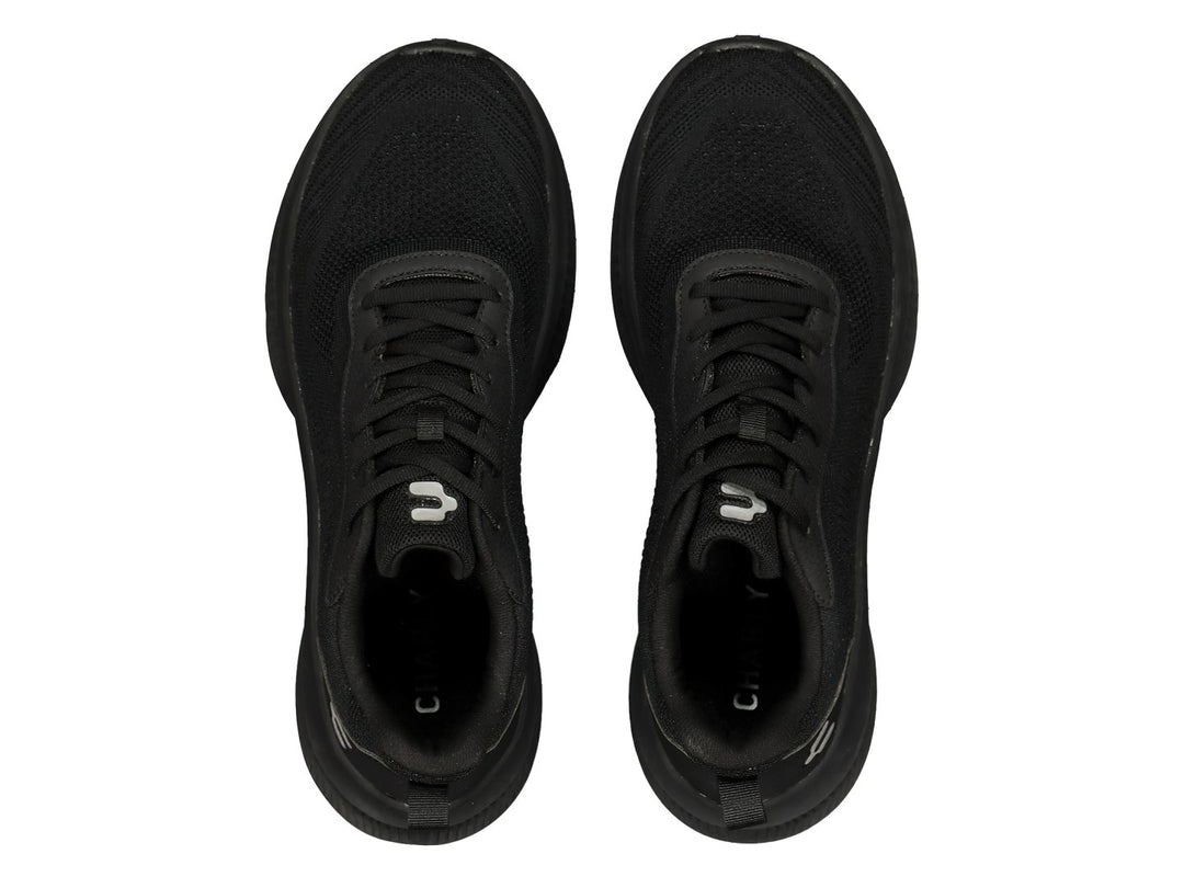 Par de tenis deportivos Charly en color negro con malla transpirable y suela gruesa.