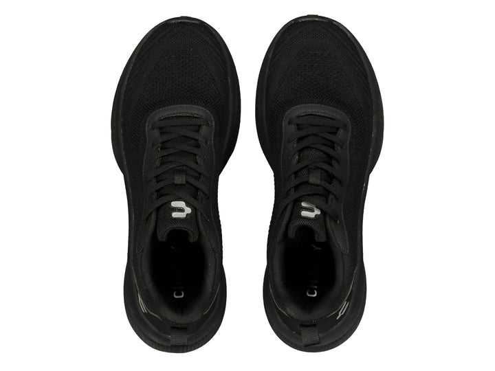 Par de tenis deportivos Charly en color negro con malla transpirable y suela gruesa.