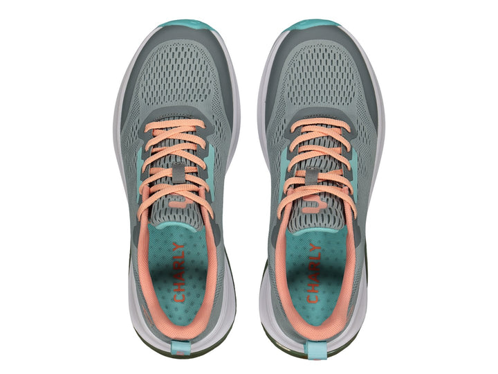 Tenis deportivos Charly color gris con detalles en coral y turquesa y suela blanca con cámara de aire.