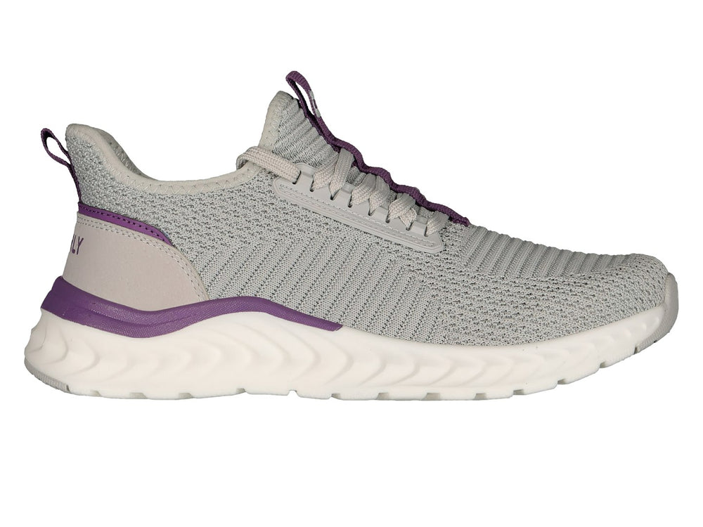 Tenis deportivos Charly color gris con detalles morados y suela blanca.