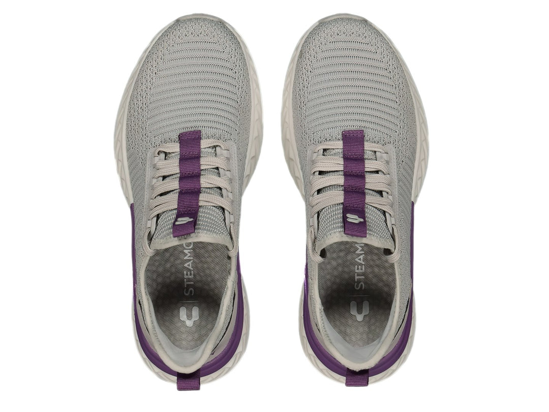 Tenis deportivos Charly color gris con detalles morados y suela blanca.