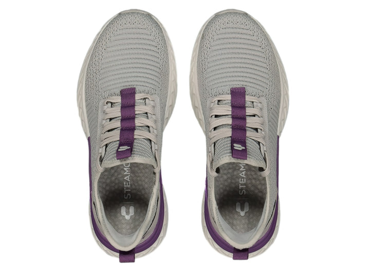 Tenis deportivos Charly color gris con detalles morados y suela blanca.
