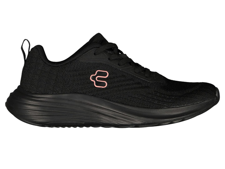 Par de tenis deportivos marca Charly en color negro con suela a juego y logotipo lateral.