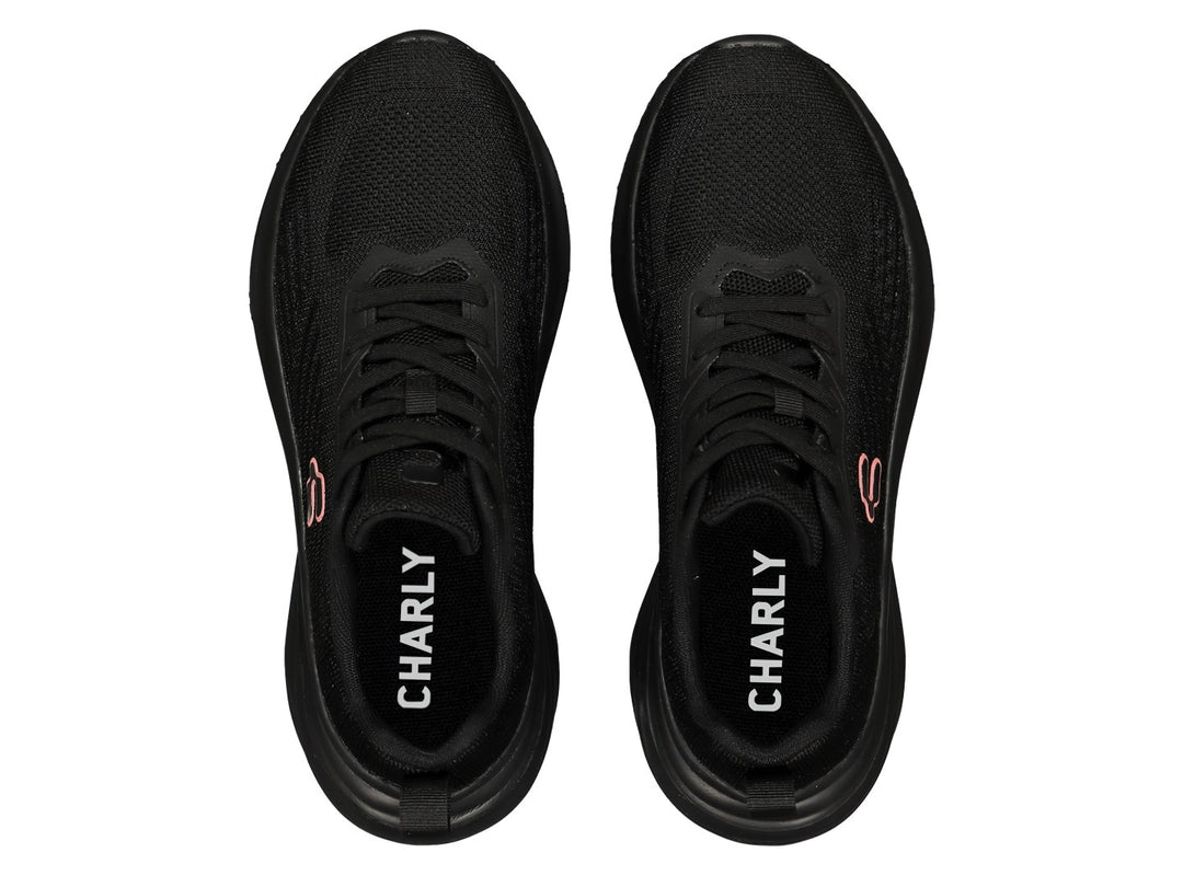 Par de tenis deportivos marca Charly en color negro con suela a juego y logotipo lateral.