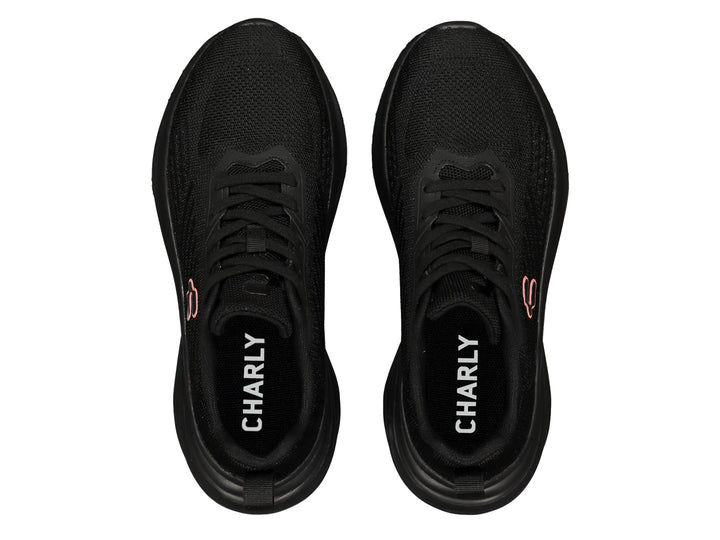 Par de tenis deportivos marca Charly en color negro con suela a juego y logotipo lateral.