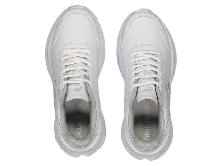 Par de tenis deportivos Charly color blanco con detalles en gris y suela blanca.