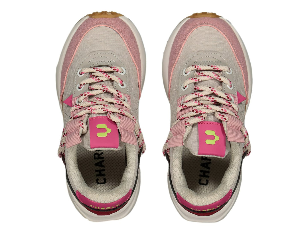 Tenis deportivos Charly en colores beige y rosa con suela blanca y marrón.
