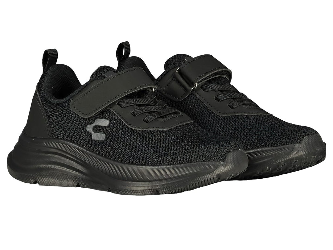 Tenis deportivos color negro con agujetas y correa superior ajustable.
