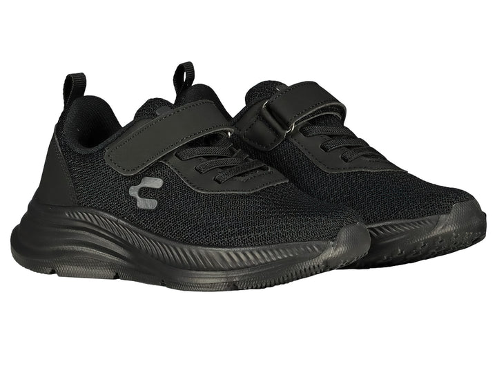 Tenis deportivos color negro con agujetas y correa superior ajustable.