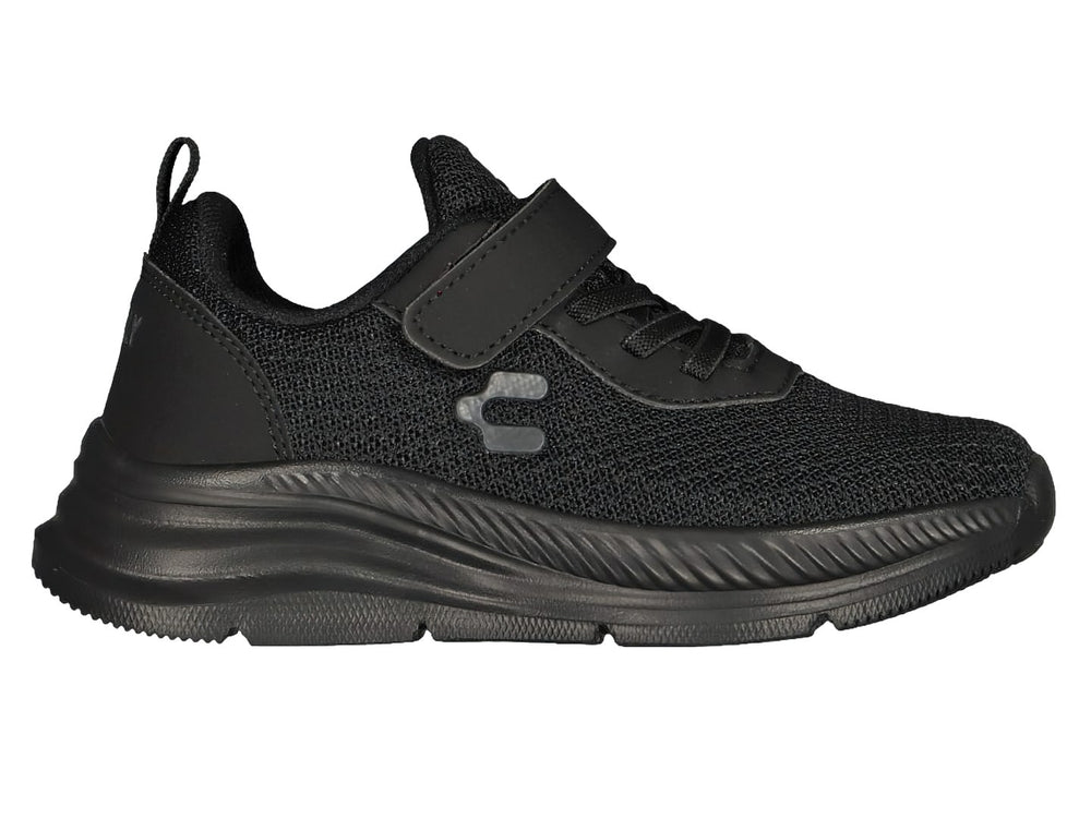 Tenis deportivos color negro con agujetas y correa superior ajustable.