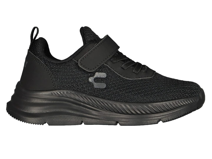 Tenis deportivos color negro con agujetas y correa superior ajustable.