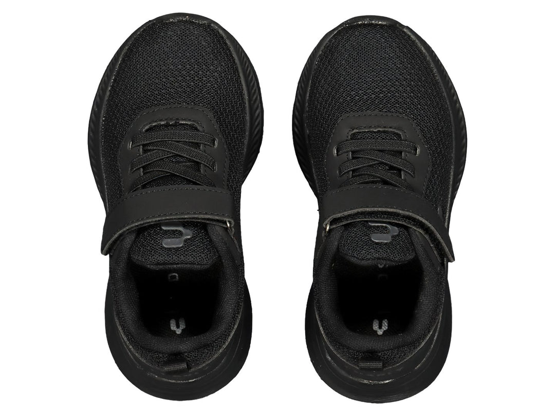 Tenis deportivos color negro con agujetas y correa superior ajustable.