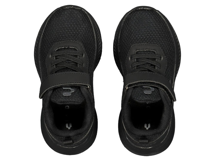 Tenis deportivos color negro con agujetas y correa superior ajustable.