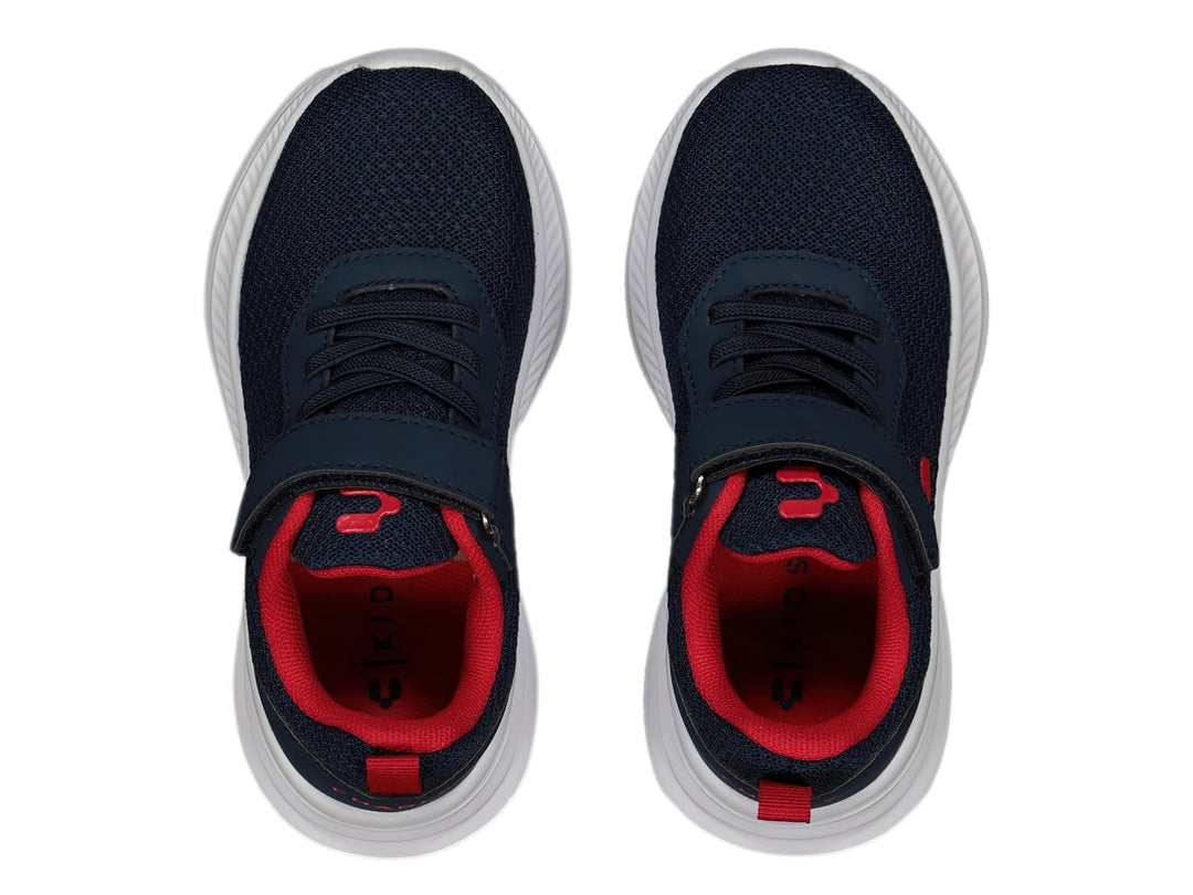 Tenis deportivos Charly color azul marino con suela blanca y detalles en rojo.