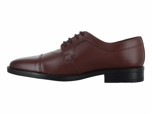Zapato formal de cuero color cogñac con cordones y suela negra para niño.