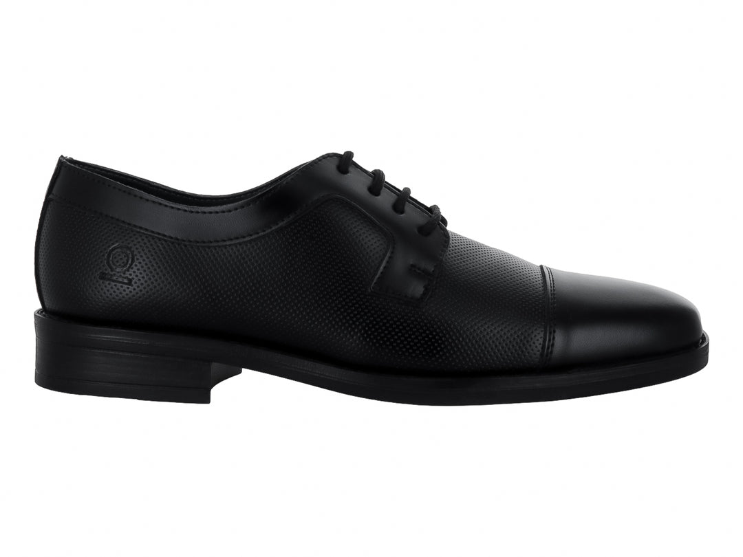 Zapato formal negro con cordones, acabado texturizado en el cuerpo y punta lisa.