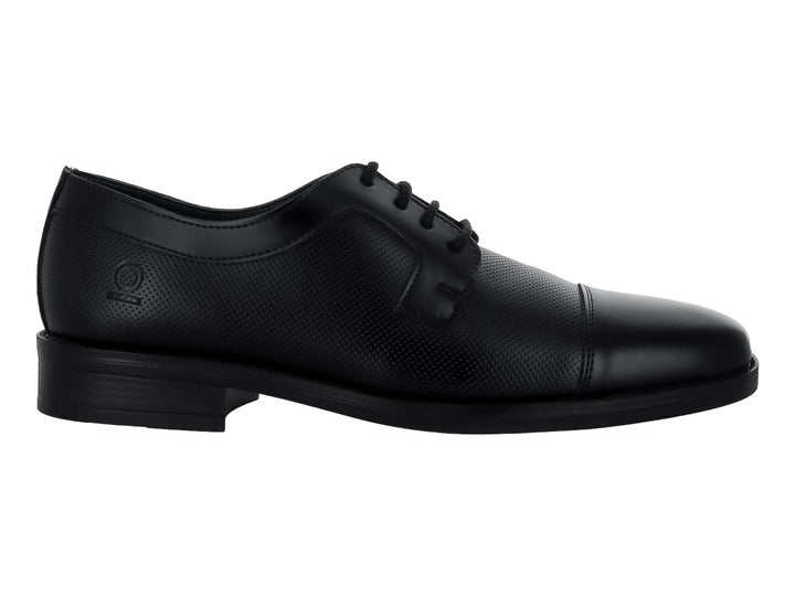 Zapato formal negro con cordones, acabado texturizado en el cuerpo y punta lisa.