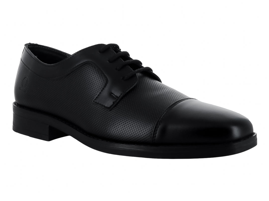 Zapato formal negro con cordones, acabado texturizado en el cuerpo y punta lisa.