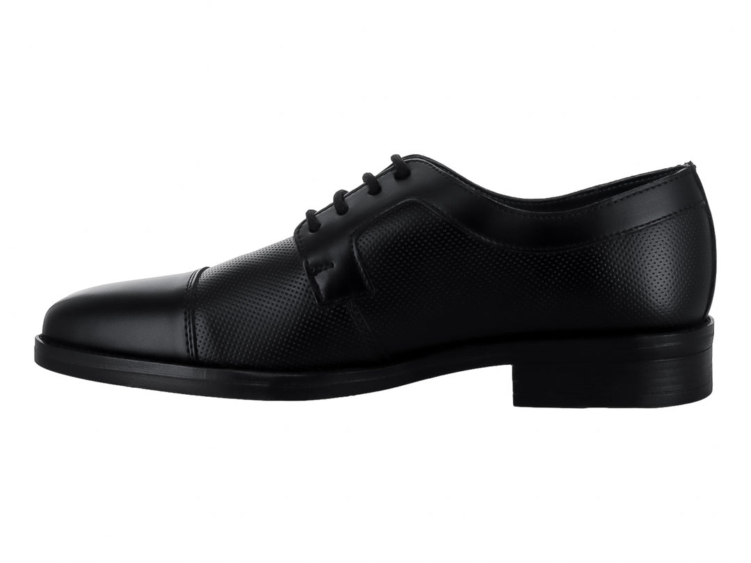 Zapato formal negro con cordones, acabado texturizado en el cuerpo y punta lisa.