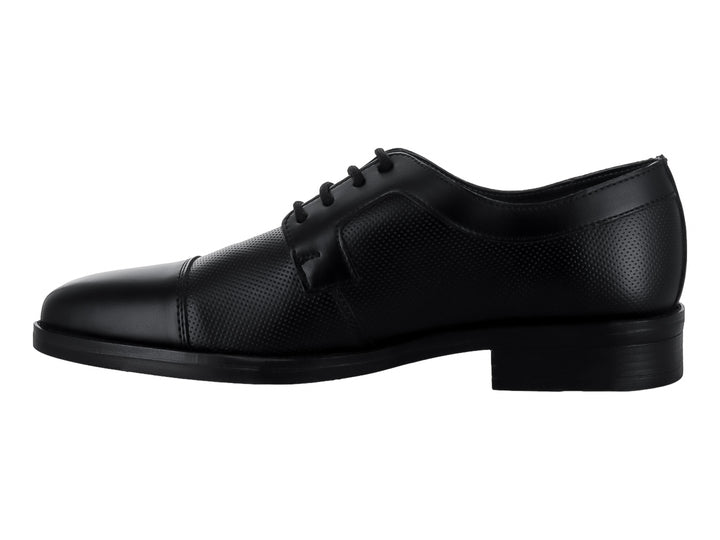 Zapato formal negro con cordones, acabado texturizado en el cuerpo y punta lisa.