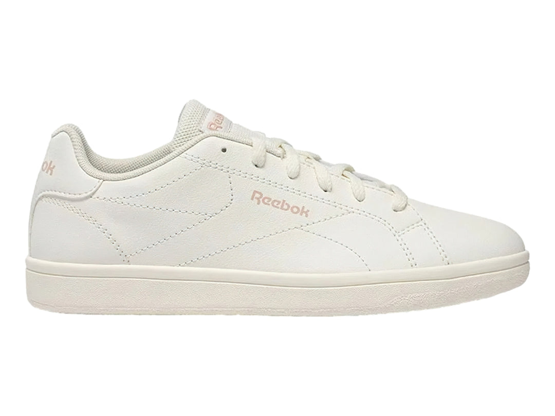 Tenis Reebok color blanco hueso con logotipo en rosa y suela plana blanca.