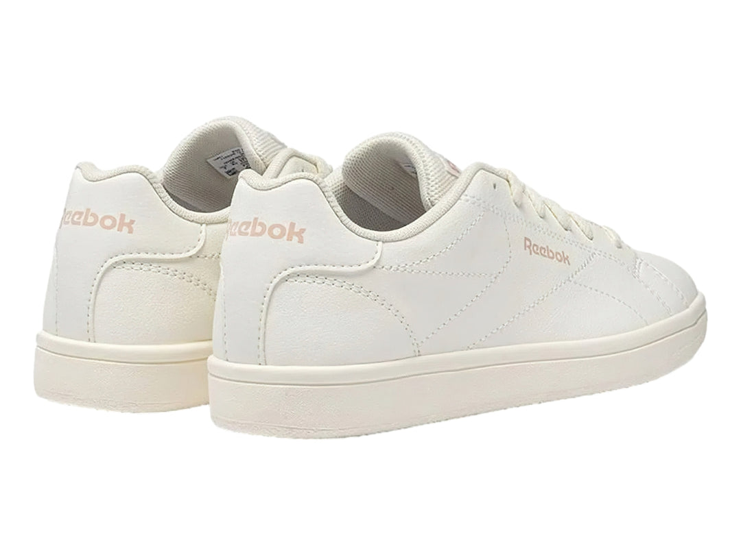 Tenis Reebok color blanco hueso con logotipo en rosa y suela plana blanca.