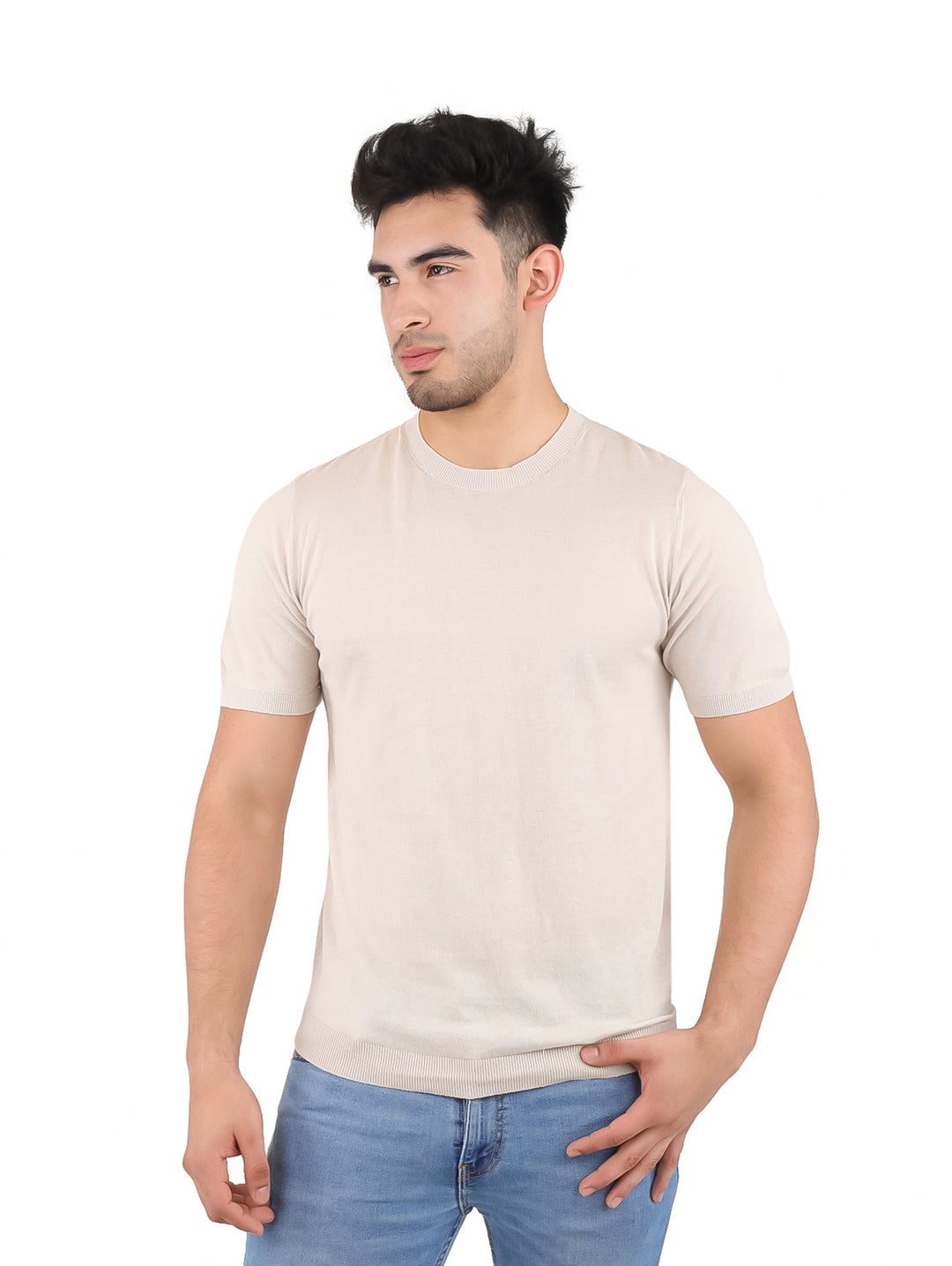 Hombre vistiendo una camiseta de manga corta color beige claro con cuello redondo.