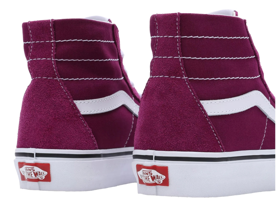 Tenis VANS Sk8-Hi color morado oscuro con suela y franja lateral blanca.