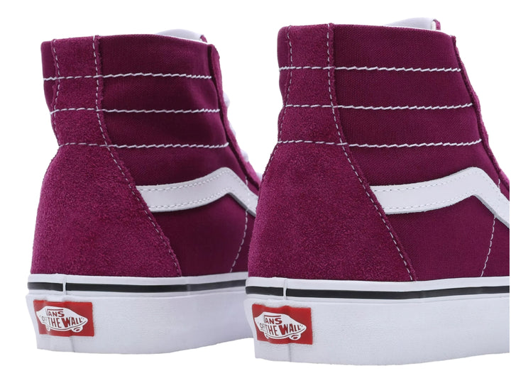 Tenis VANS Sk8-Hi color morado oscuro con suela y franja lateral blanca.