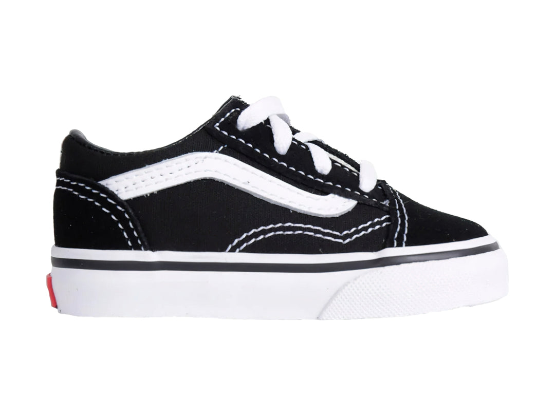 Tenis VANS Old Skool color negro con franja lateral y suela en color blanco.