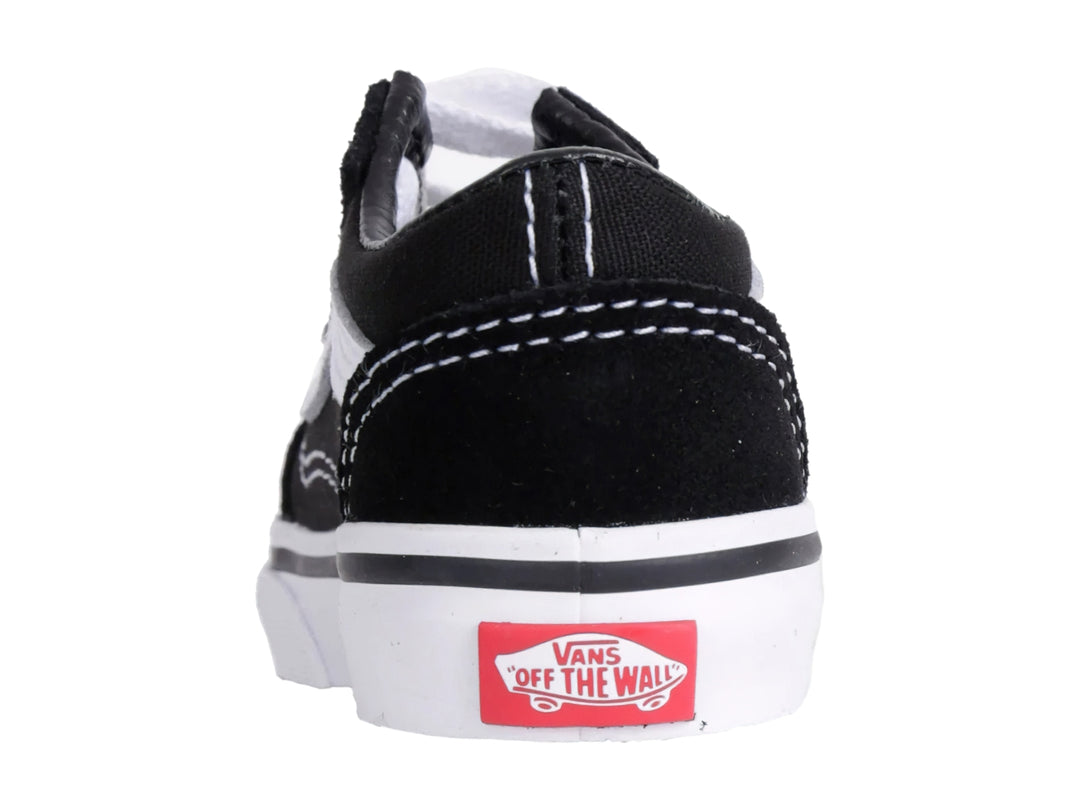 Tenis VANS Old Skool color negro con franja lateral y suela en color blanco.