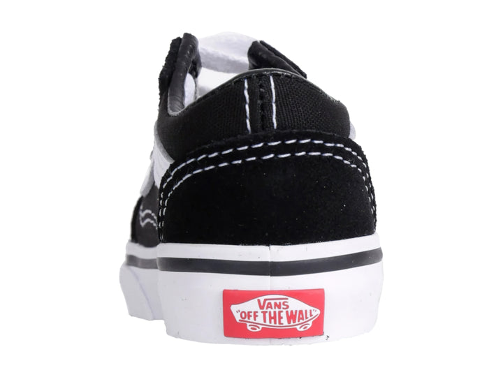 Tenis VANS Old Skool color negro con franja lateral y suela en color blanco.