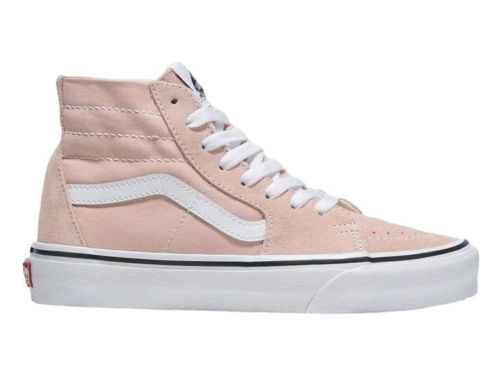 Tenis Vans Sk8-Hi de caña alta en color rosa humo con suela y cordones blancos.