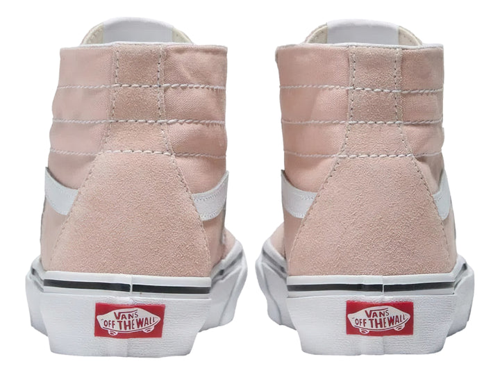 Tenis Vans Sk8-Hi de caña alta en color rosa humo con suela y cordones blancos.