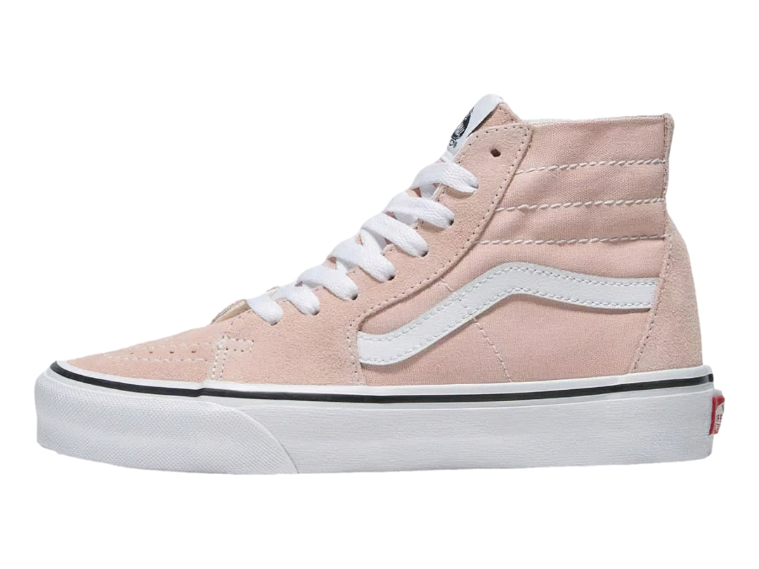 Tenis Vans Sk8-Hi de caña alta en color rosa humo con suela y cordones blancos.