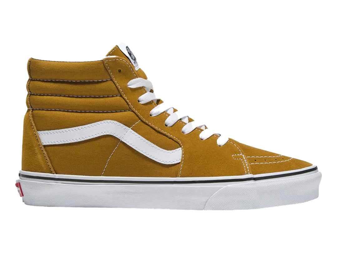 Tenis VANS Sk8-Hi en color marrón dorado con detalles y suela en color blanco.