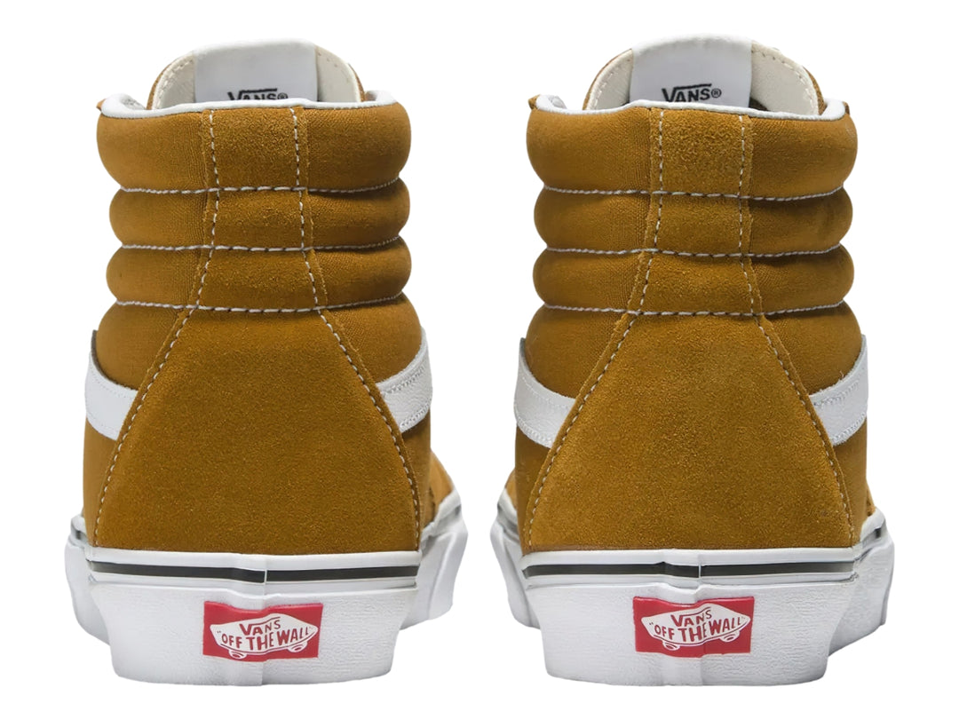 Tenis VANS Sk8-Hi en color marrón dorado con detalles y suela en color blanco.