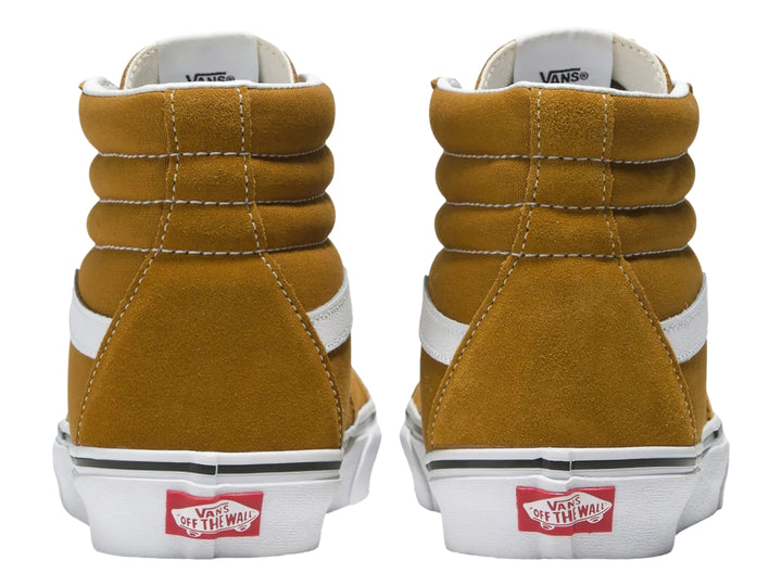 Tenis VANS Sk8-Hi en color marrón dorado con detalles y suela en color blanco.