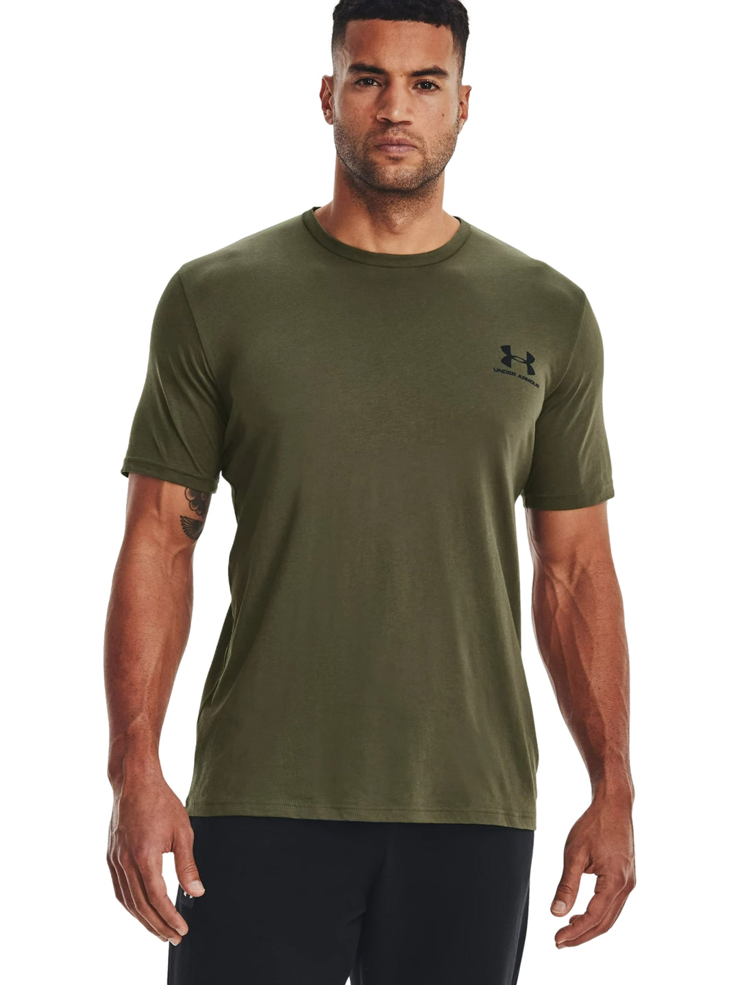 Hombre vistiendo camiseta deportiva Under Armour de color verde oliva con logo en el pecho.