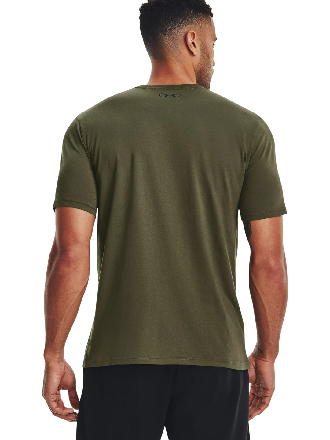 Hombre vistiendo camiseta deportiva Under Armour de color verde oliva con logo en el pecho.