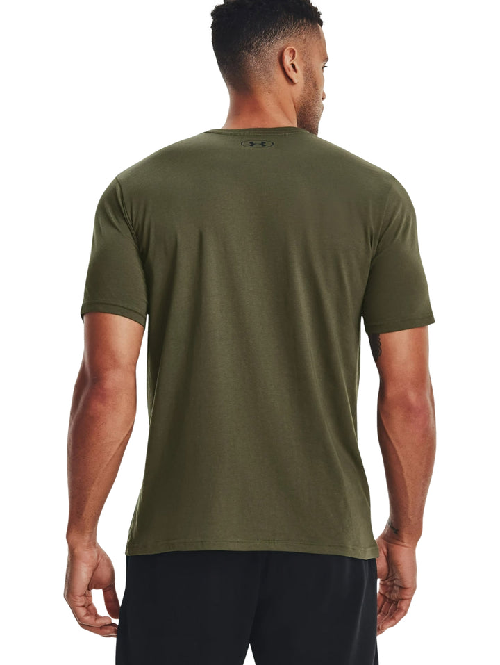 Hombre vistiendo camiseta deportiva Under Armour de color verde oliva con logo en el pecho.