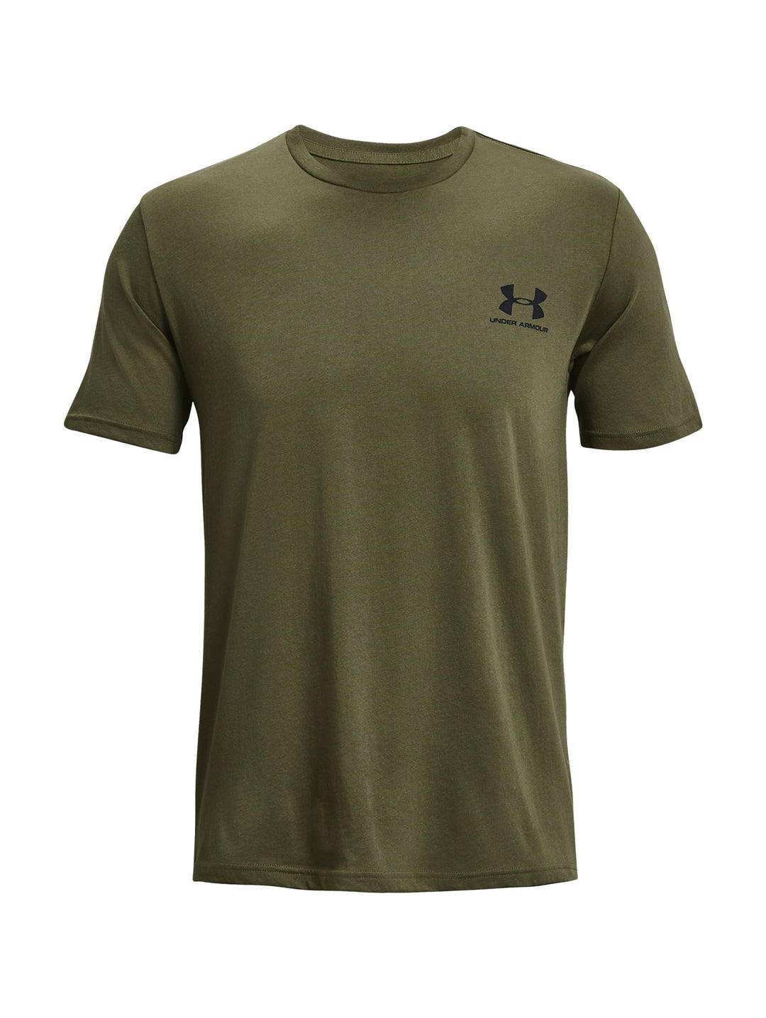 Hombre vistiendo camiseta deportiva Under Armour de color verde oliva con logo en el pecho.
