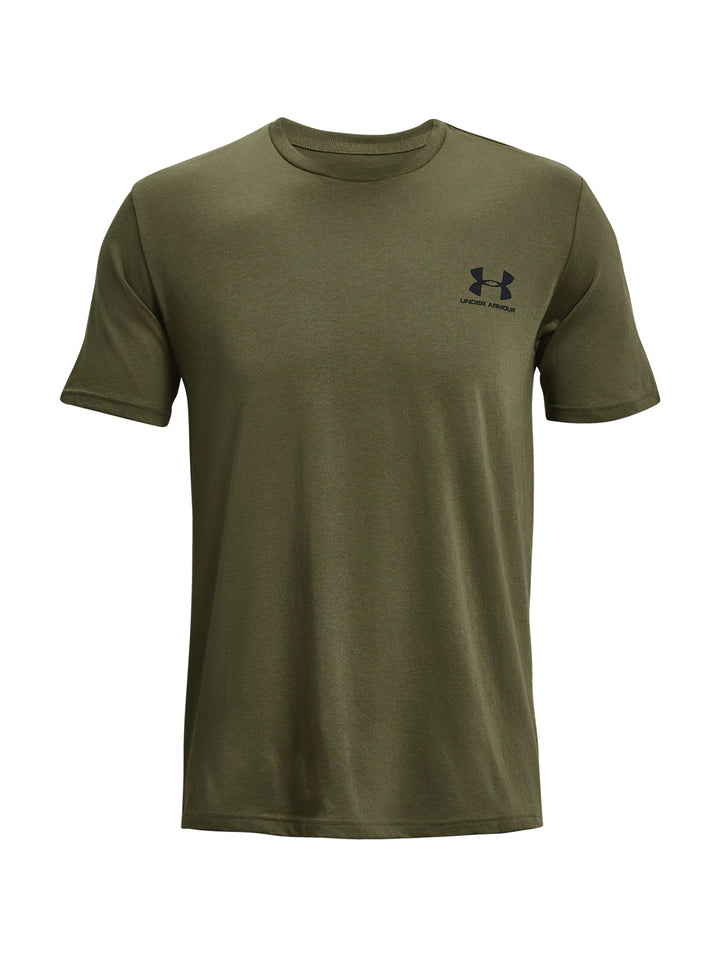 Hombre vistiendo camiseta deportiva Under Armour de color verde oliva con logo en el pecho.