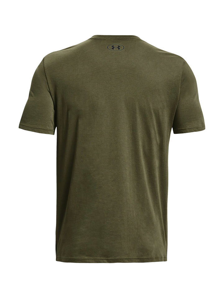 Hombre vistiendo camiseta deportiva Under Armour de color verde oliva con logo en el pecho.