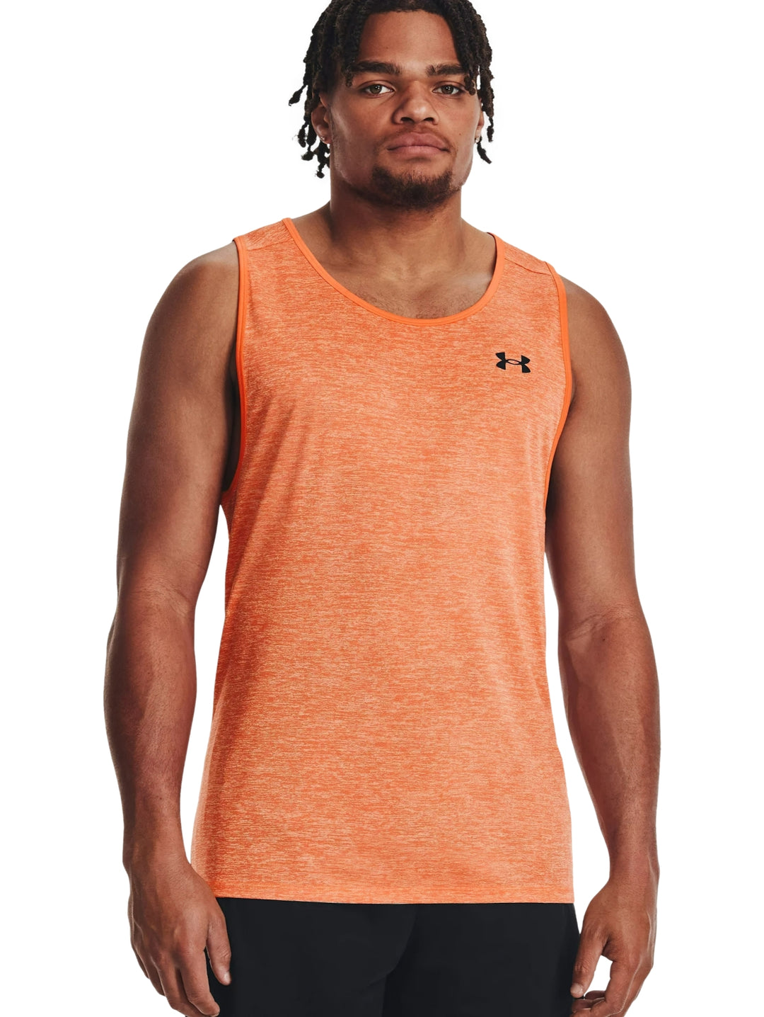 Hombre vistiendo una camiseta sin mangas Under Armour de color naranja con logo negro en el pecho.