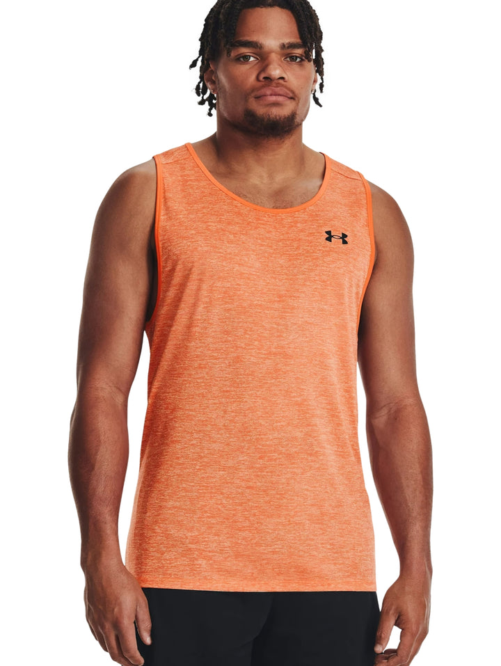 Hombre vistiendo una camiseta sin mangas Under Armour de color naranja con logo negro en el pecho.