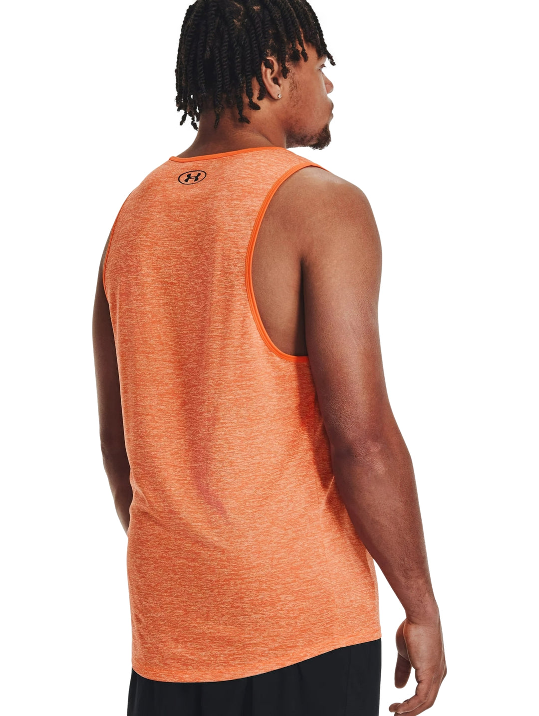 Hombre vistiendo una camiseta sin mangas Under Armour de color naranja con logo negro en el pecho.